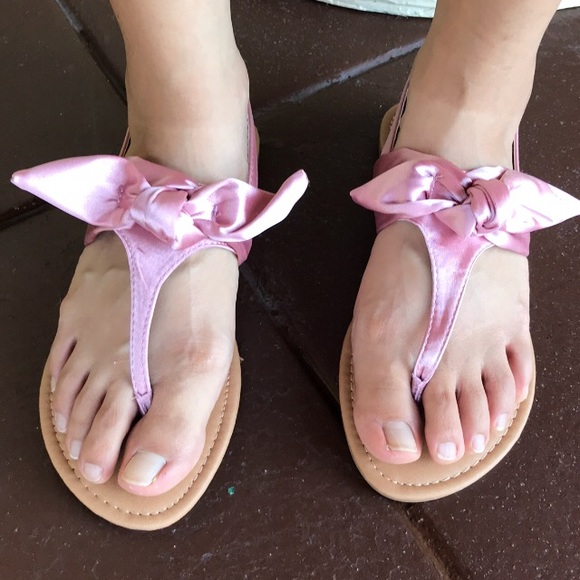 New BOW T STRAP THONG SANDAL 🎊Host pick🎊 - Picture 5 of 7